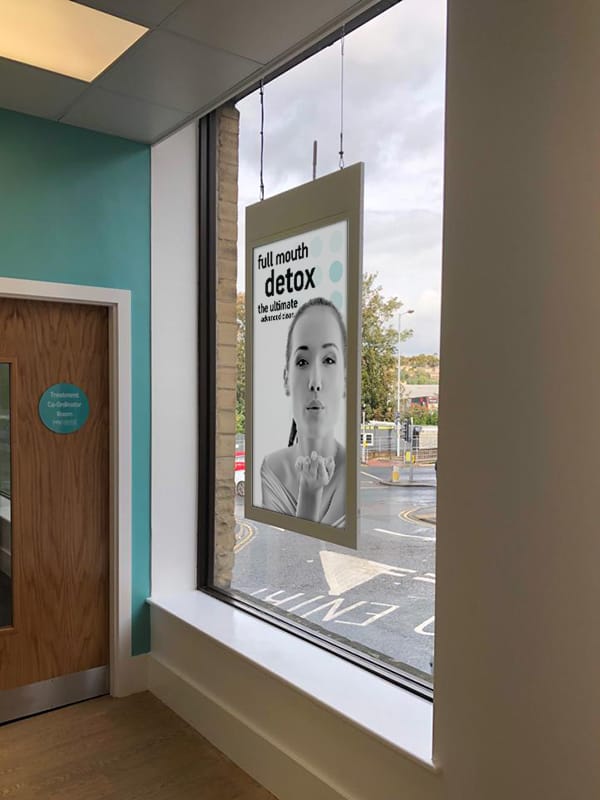 Dwustronny-ekran-witrynowy-wiszacy-13