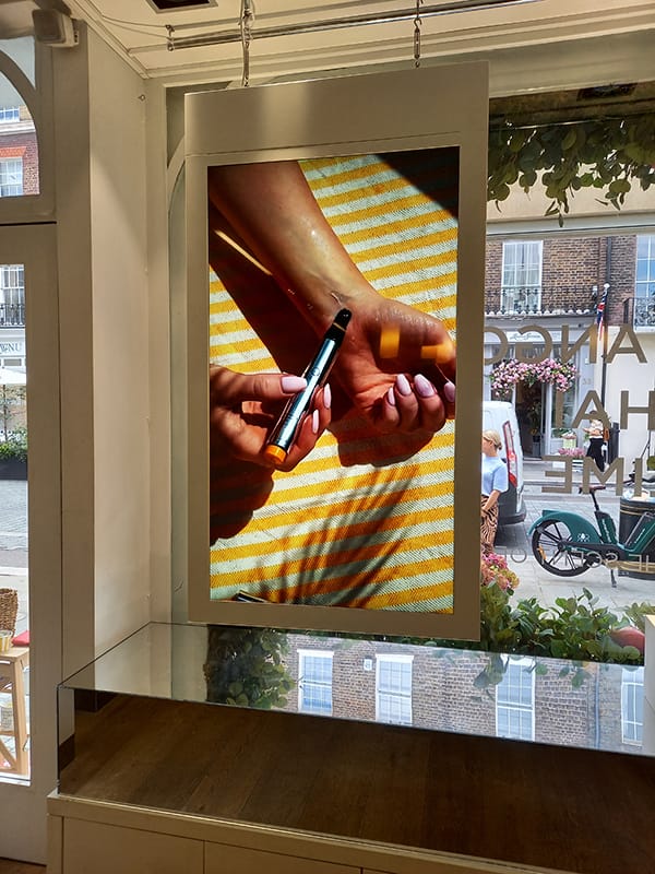 Dwustronny-ekran-witrynowy-wiszacy-HDS_R-3