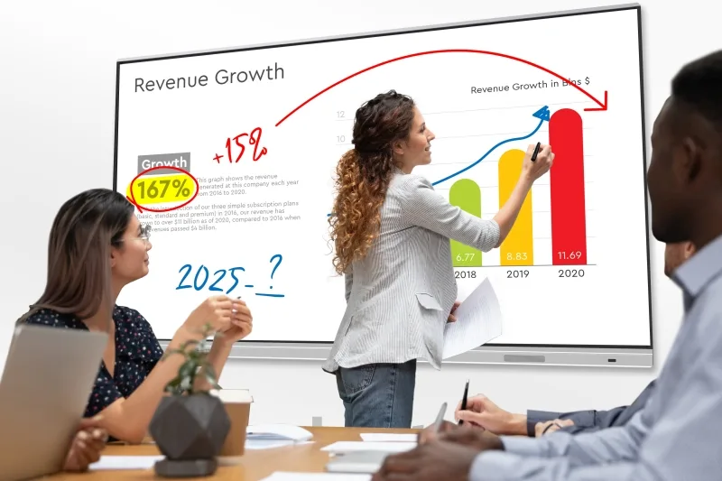 Businesswoman presentation conductor drawing on whiteboard at group training