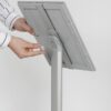 Stojak-informacyjny-Menuboard-montaz-ramki-2