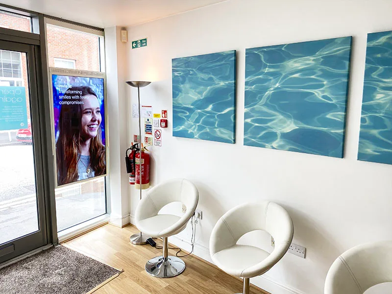 Wiszacy-dwustronny-wyswietlacz-UDS-realizacja-4