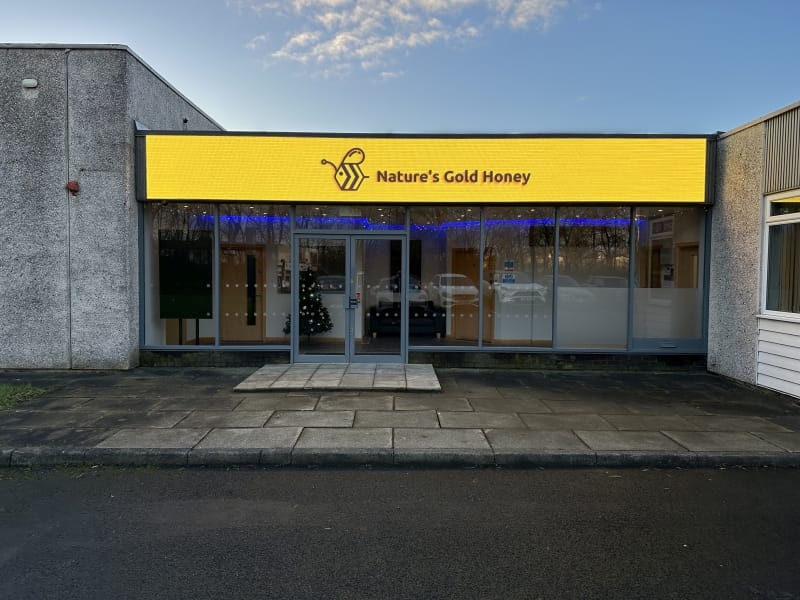 Zewnetrzny-wyswietlacz-sklepowy-Outdoor-DV-LED-Shop-Fascias-Application-Image-(1)