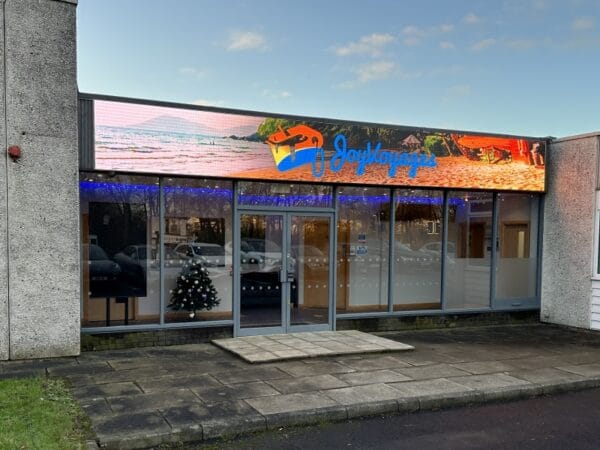Zewnetrzny-wyswietlacz-sklepowy-Outdoor-DV-LED-Shop-Fascias-Application-Image-(5)