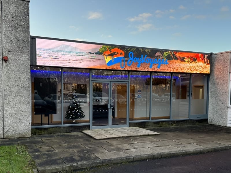 Zewnetrzny-wyswietlacz-sklepowy-Outdoor-DV-LED-Shop-Fascias-Application-Image-(5)