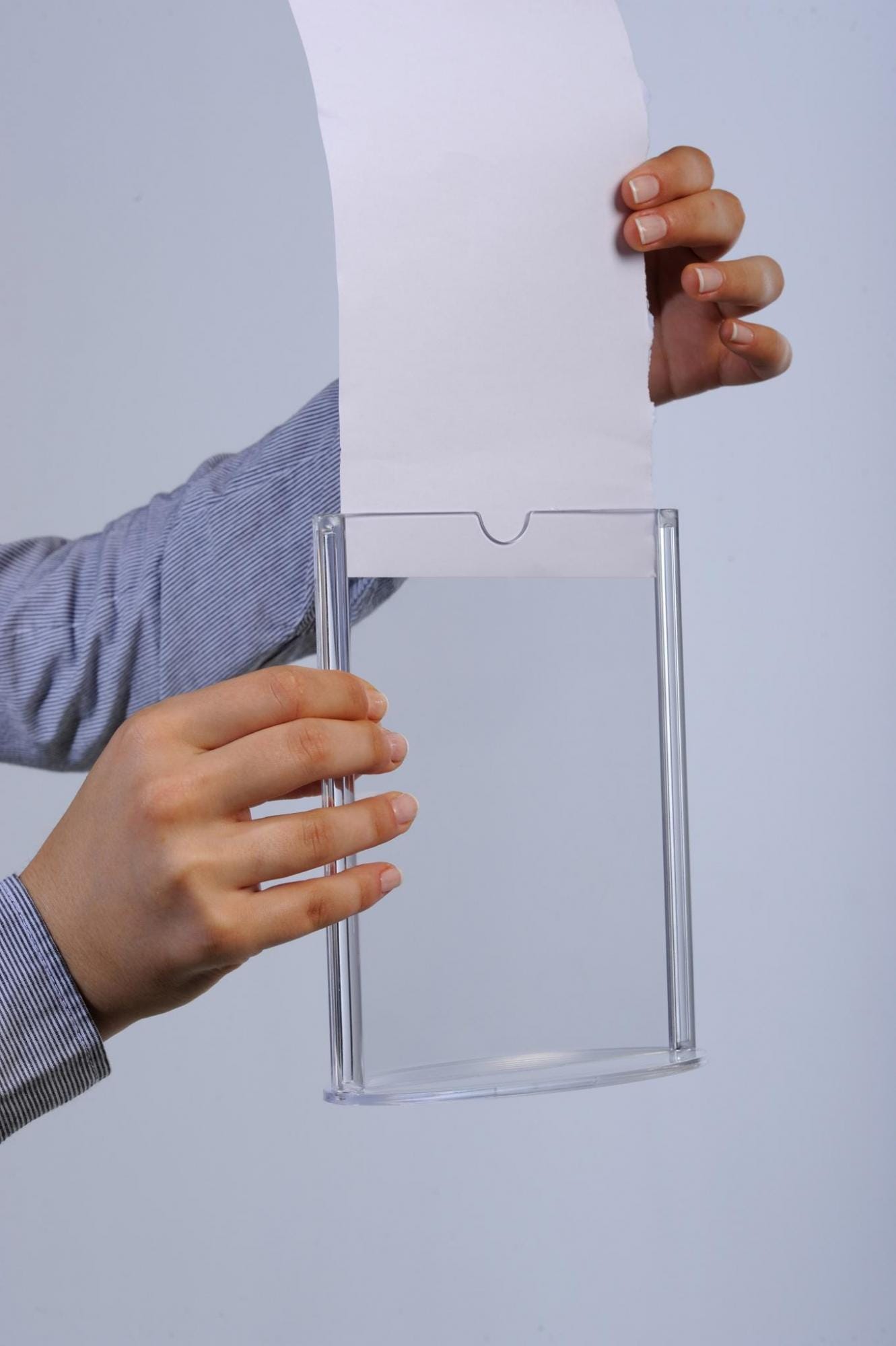 owalny-stojak-akrylowy-na-menu-4